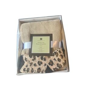 NWT Concierge Collection Soft Cozy Throw Blanket & Leopard Print Fuzzy Socks Set